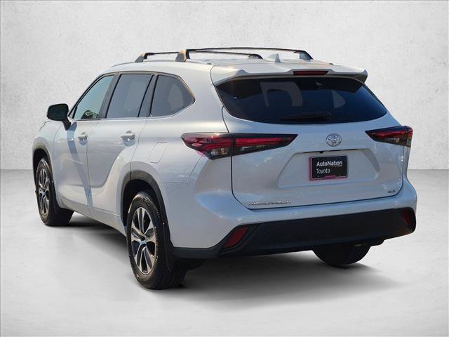 Certified 2024 Toyota Highlander XLE FWD image 8