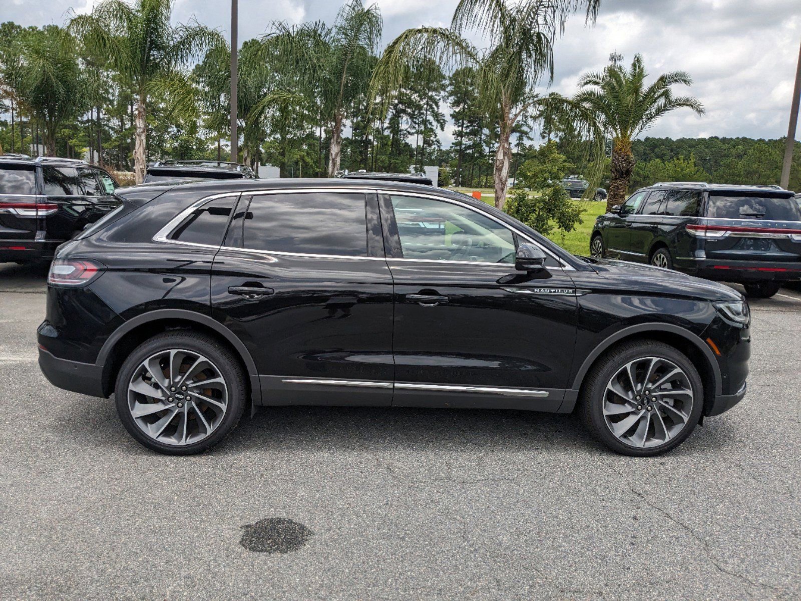 Certified 2023 Lincoln Nautilus Reserve w/ Equipment Group 202A image 4