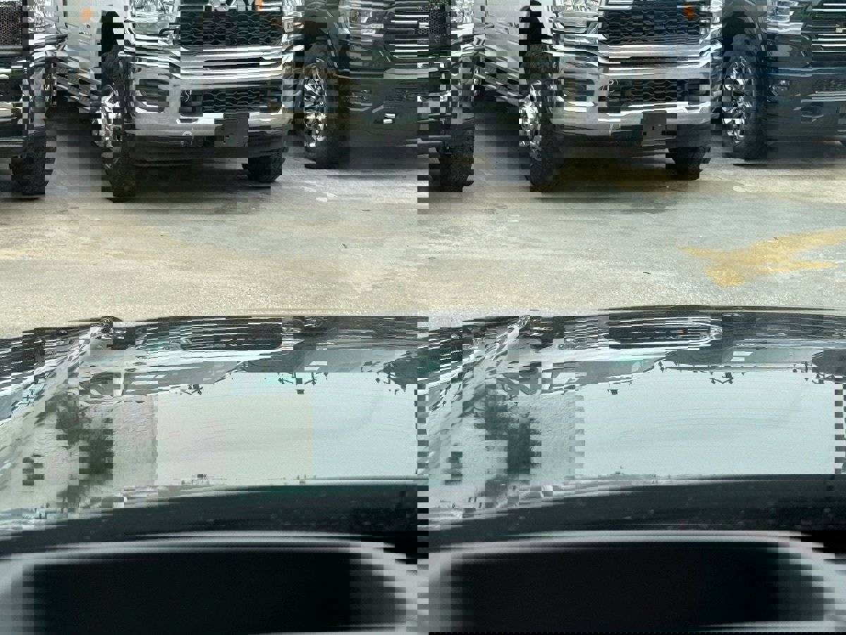 Used 2025 Land Rover Range Rover Long Wheelbase SE image 32