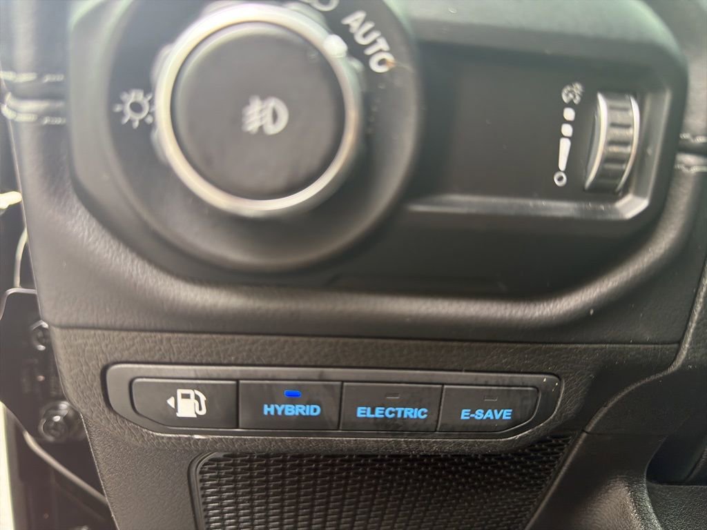 Used 2025 Jeep Wrangler Unlimited Sahara image 13