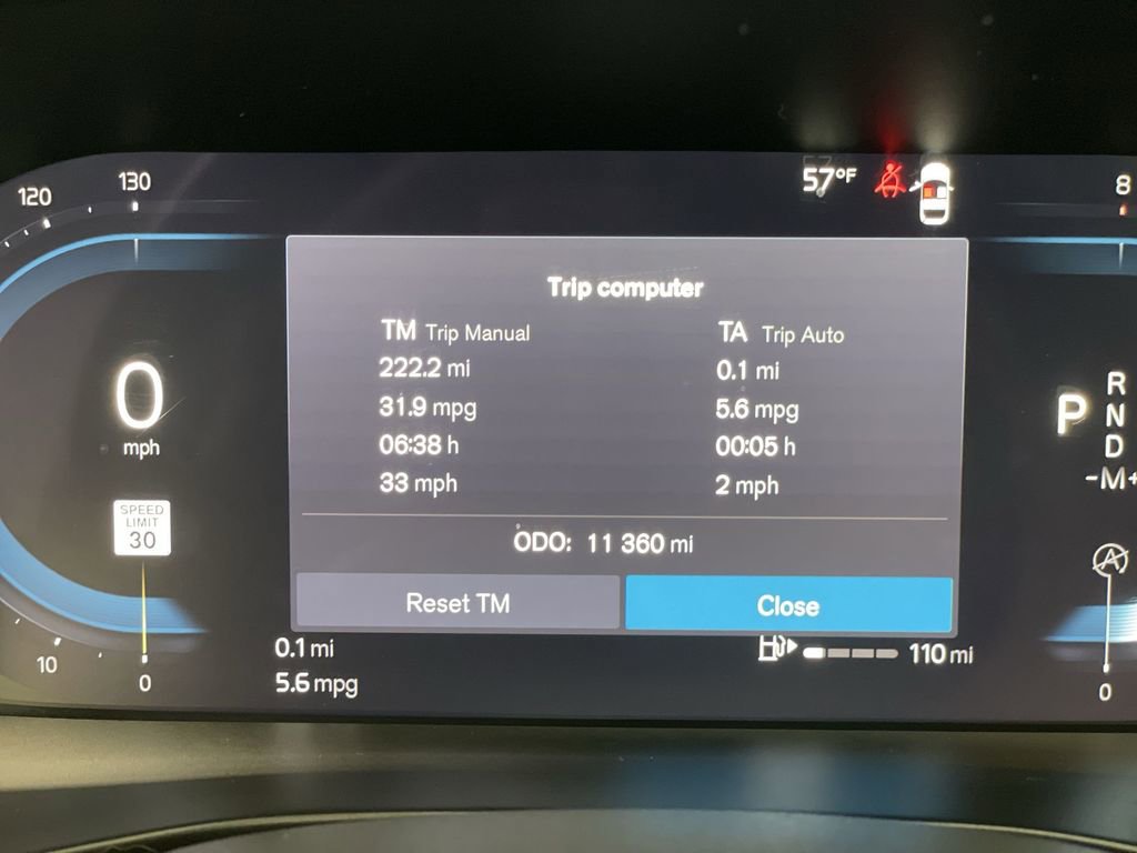 Used 2025 Volvo XC40 B5 Plus image 8