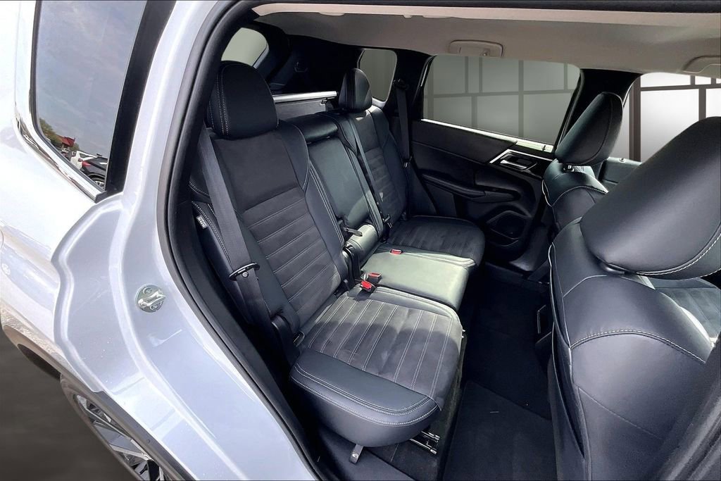 Used 2023 Mitsubishi Outlander SE image 28
