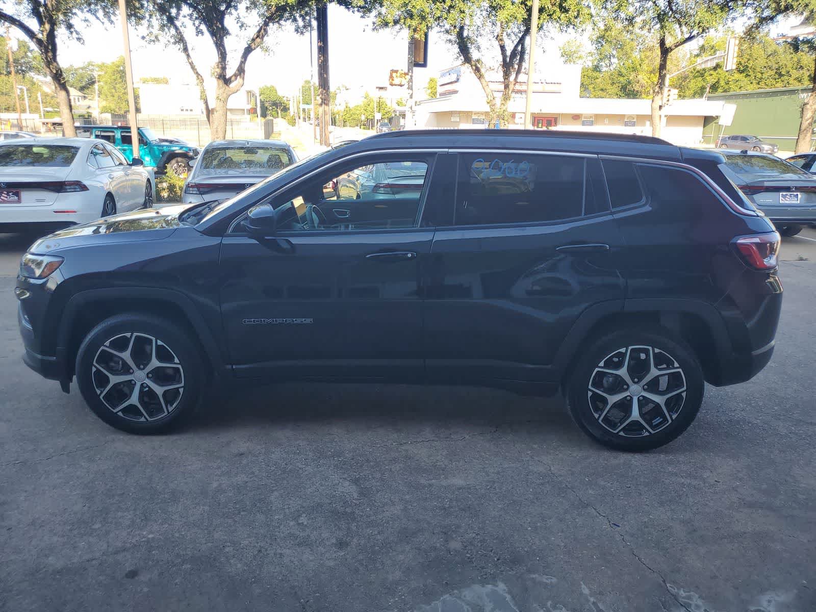Used 2024 Jeep Compass Latitude AWD/4WD image 3