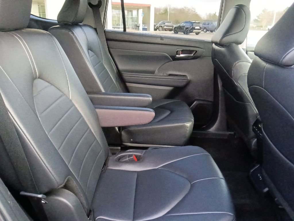 Used 2024 Toyota Highlander XLE image 34