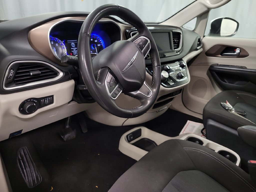 Used 2022 Chrysler Voyager LX FWD image 16