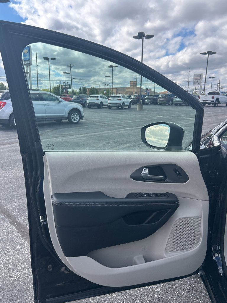 Used 2023 Chrysler Pacifica Touring-L FWD image 23