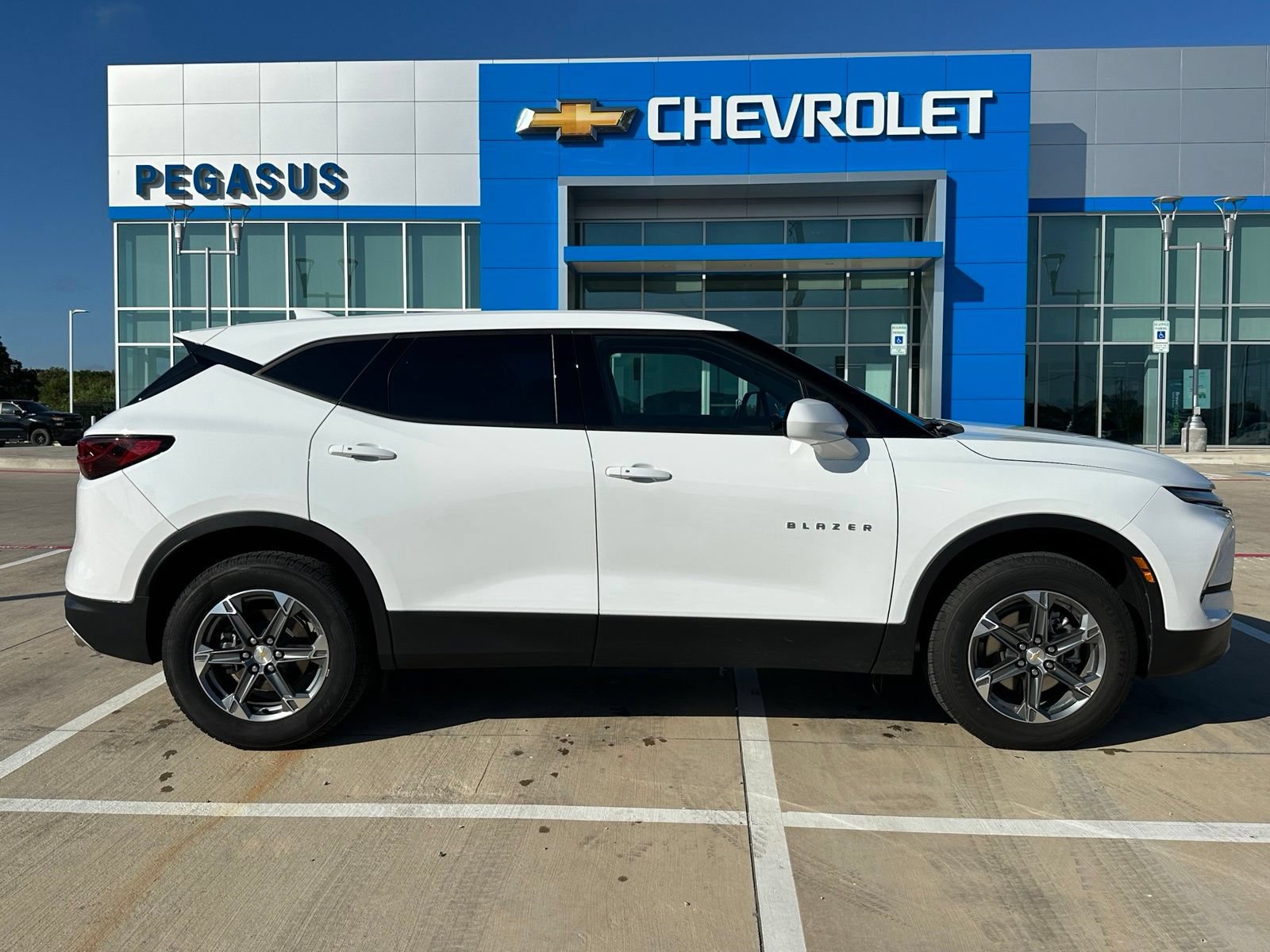 Used 2025 Chevrolet Blazer LT FWD image 6