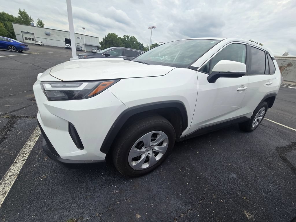 Used 2024 Toyota RAV4 LE AWD/4WD image 5