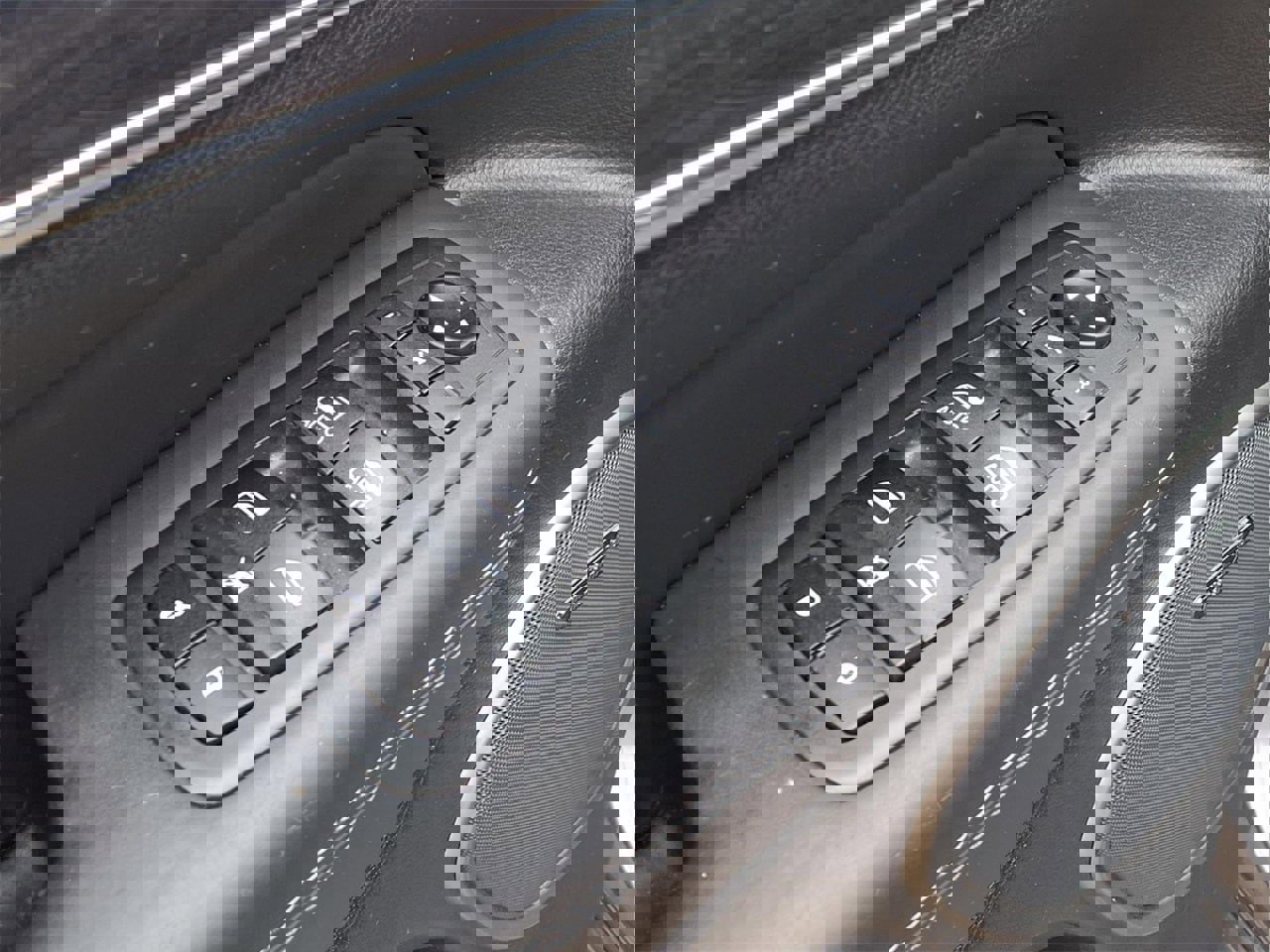 Used 2020 Jeep Grand Cherokee Overland image 16