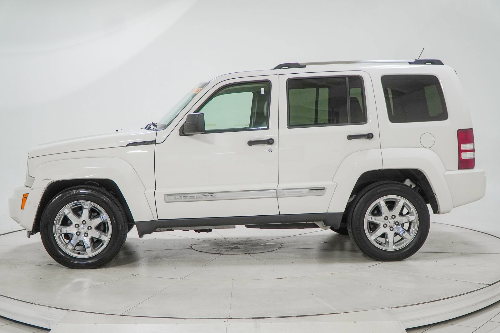 Used 2010 Jeep Liberty Limited w/ Tire & Wheel Group AWD/4WD image 5