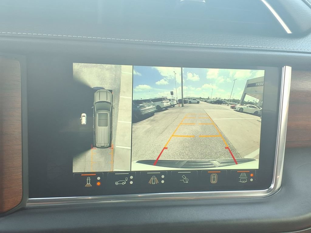 Used 2023 GMC Yukon XL Denali Ultimate AWD/4WD image 4