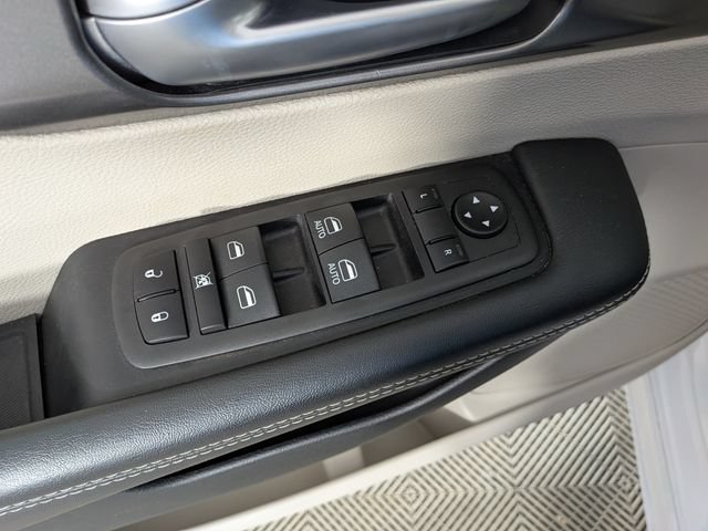 Used 2024 Chrysler Pacifica Touring-L FWD image 17