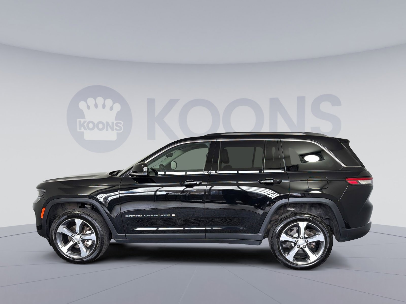 Used 2023 Jeep Grand Cherokee Limited image 2