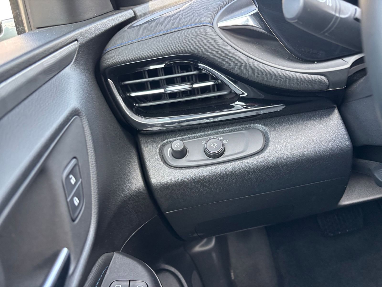 Used 2025 Buick Envista Sport Touring FWD image 33