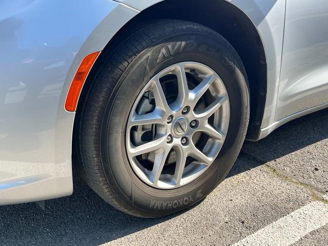 Used 2024 Chrysler Pacifica Touring-L image 14