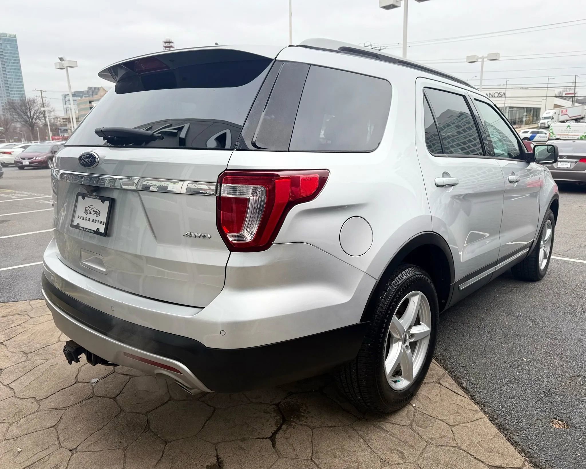 Used 2016 Ford Explorer XLT image 7