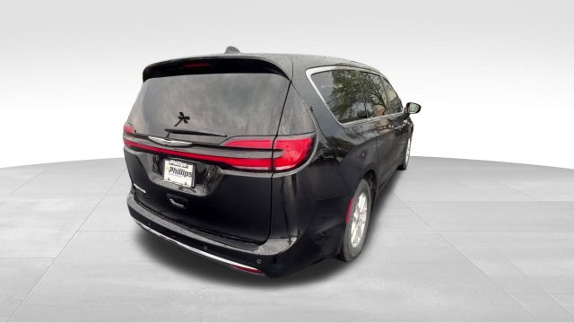 Used 2024 Chrysler Pacifica Touring-L FWD image 7