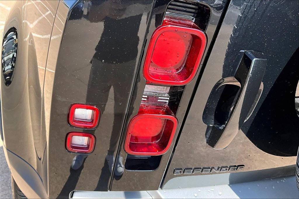 Used 2025 Land Rover Defender 110 S image 31