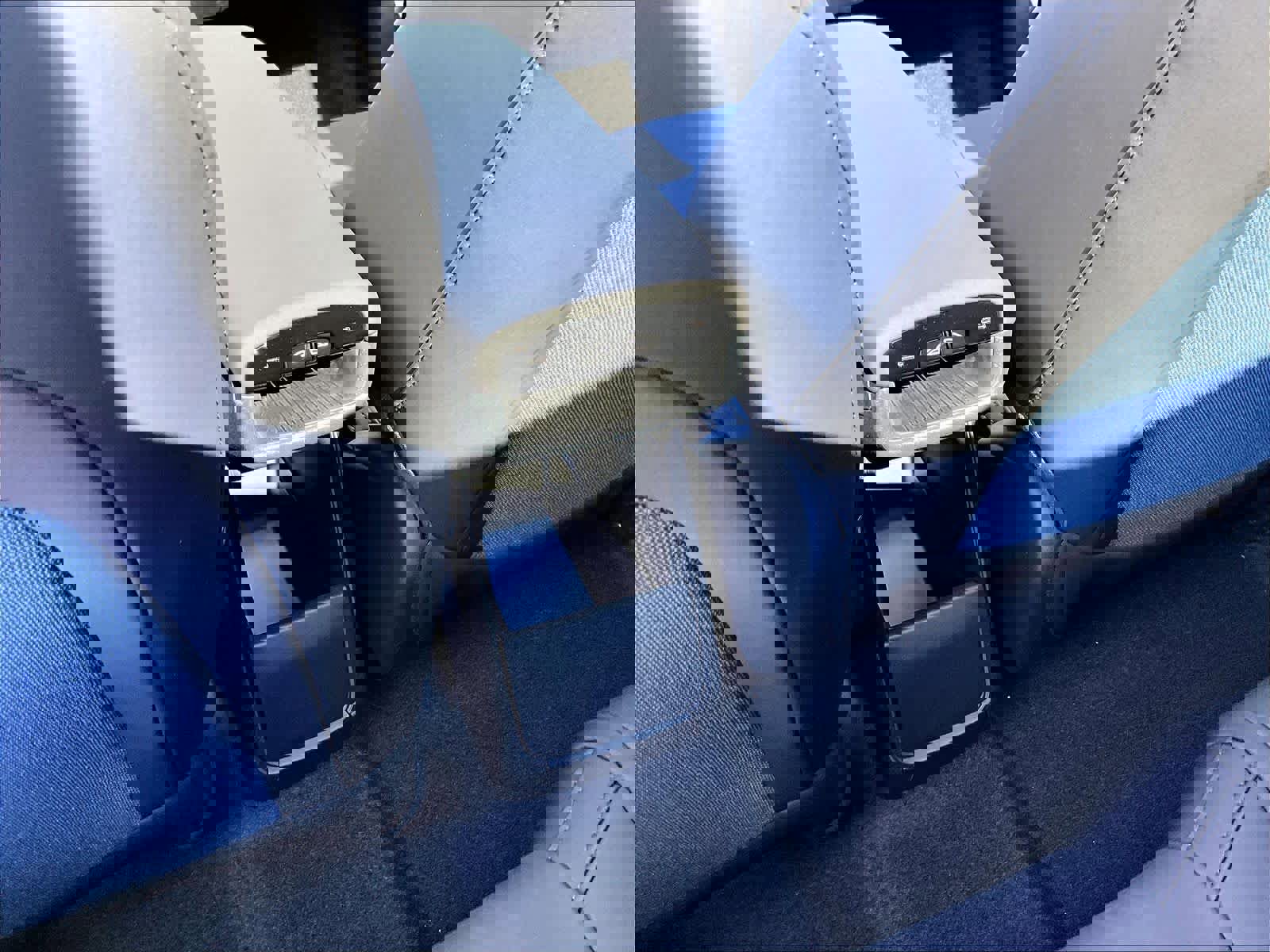 New 2026 Volvo EX30 Plus w/ Protection Package Premier image 16