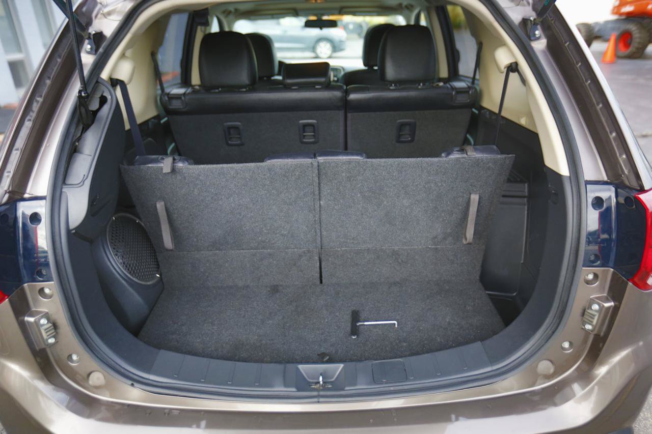 Used 2016 Mitsubishi Outlander SEL AWD/4WD image 16