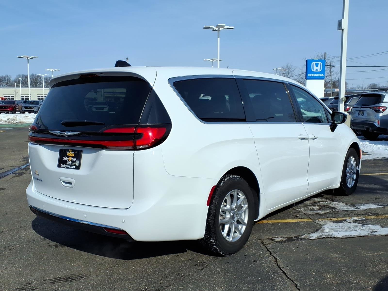 Used 2024 Chrysler Pacifica Touring-L image 11