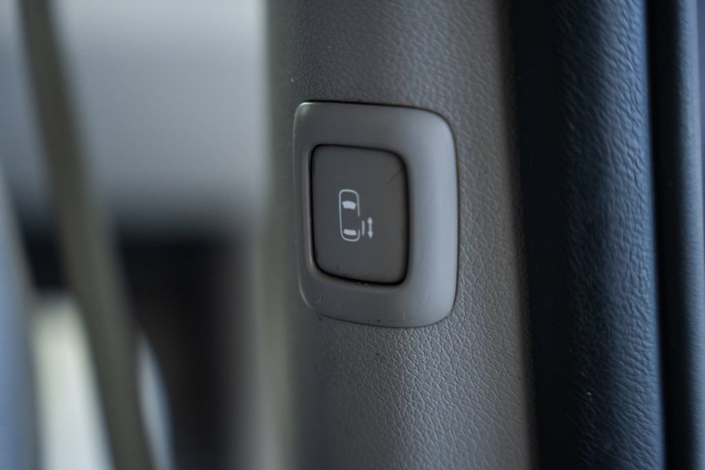 Used 2018 Kia Sedona LX FWD image 29