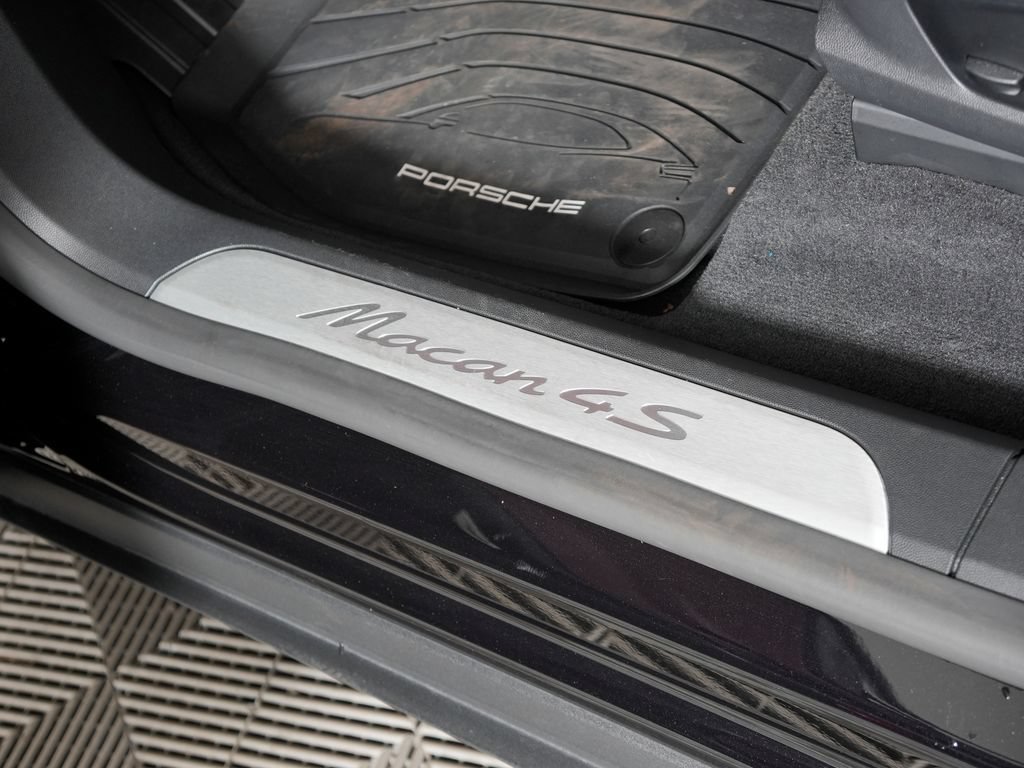 Certified 2025 Porsche Macan 4S Electric AWD/4WD image 21