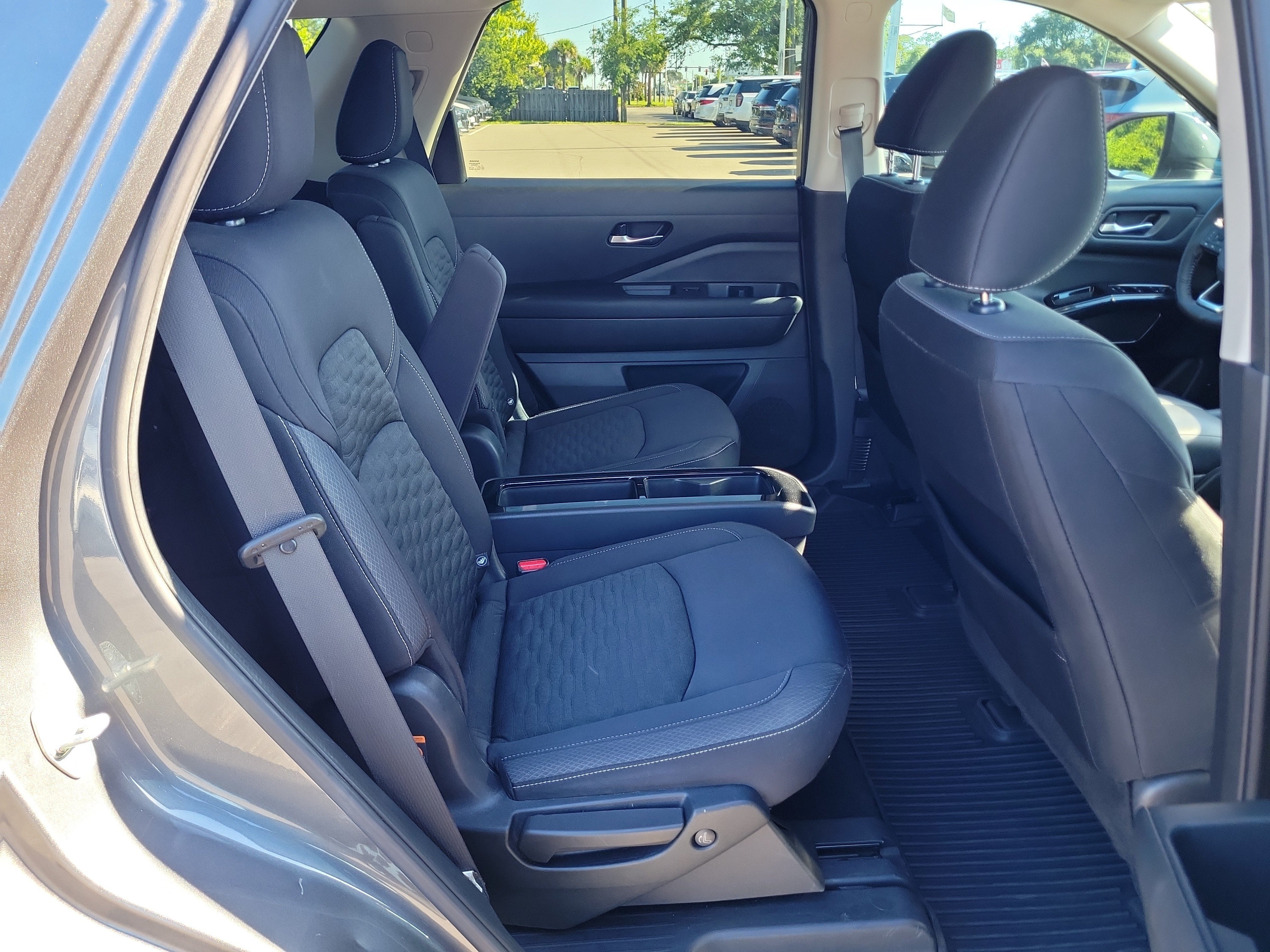Used 2022 Nissan Pathfinder SV w/ SV Premium Package FWD image 12