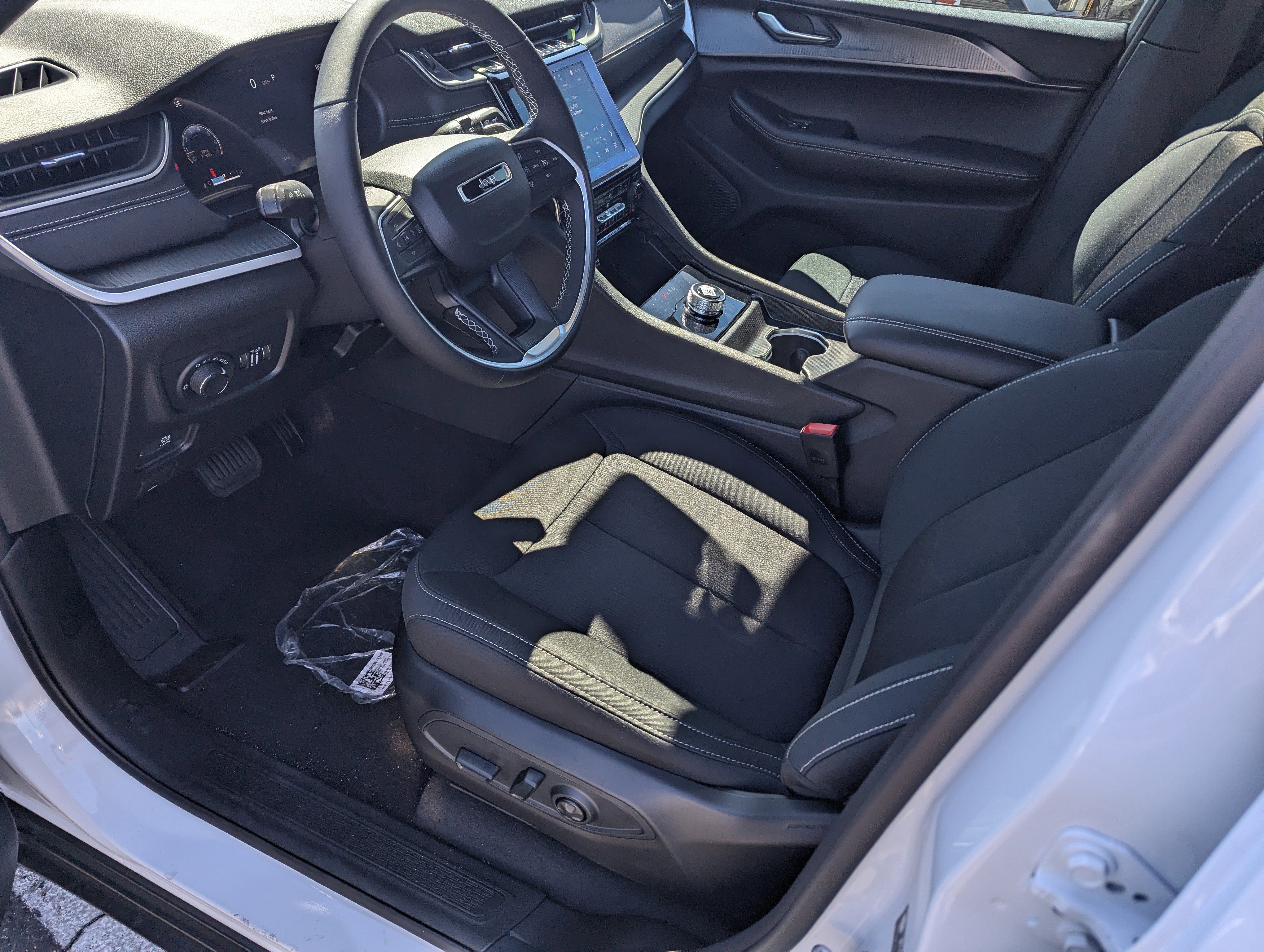 New 2025 Jeep Grand Cherokee Laredo image 9