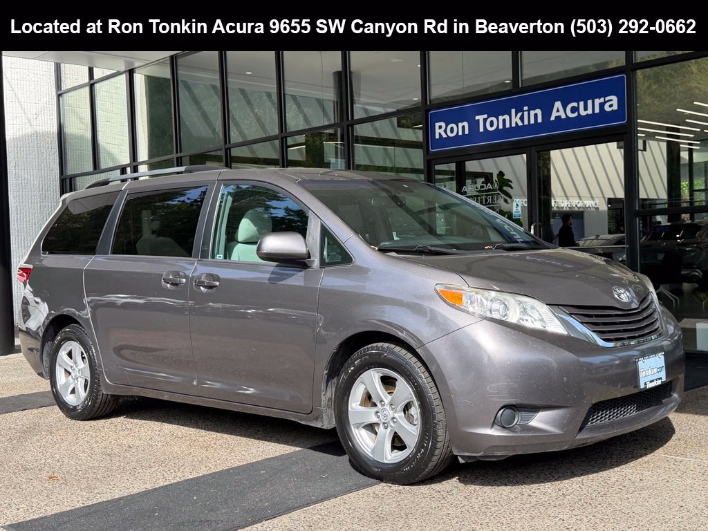 Used 2017 Toyota Sienna LE FWD image 1