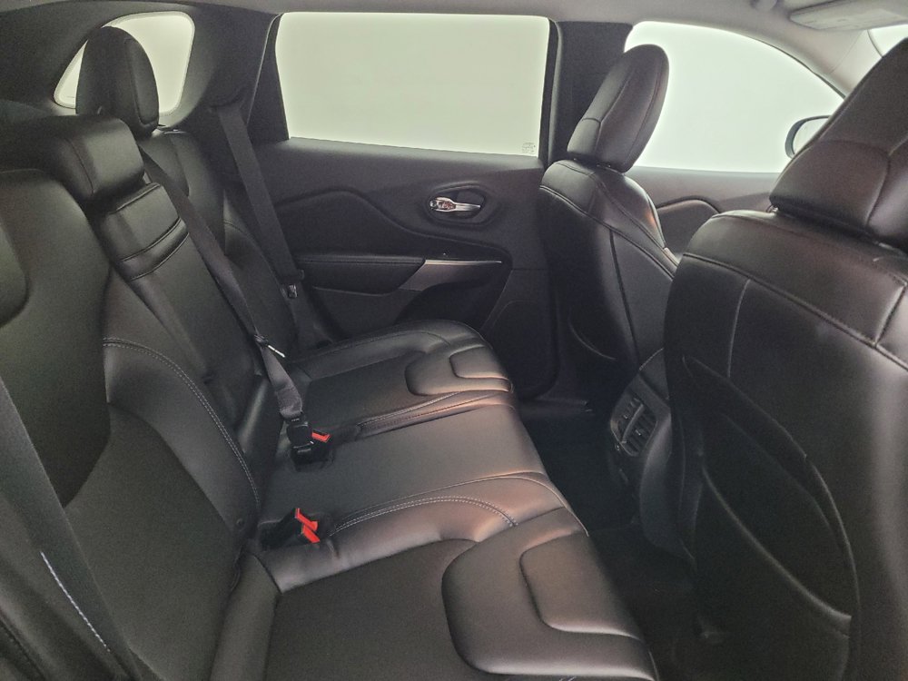 Used 2019 Jeep Cherokee Latitude Plus w/ Cold Weather Group AWD/4WD image 19
