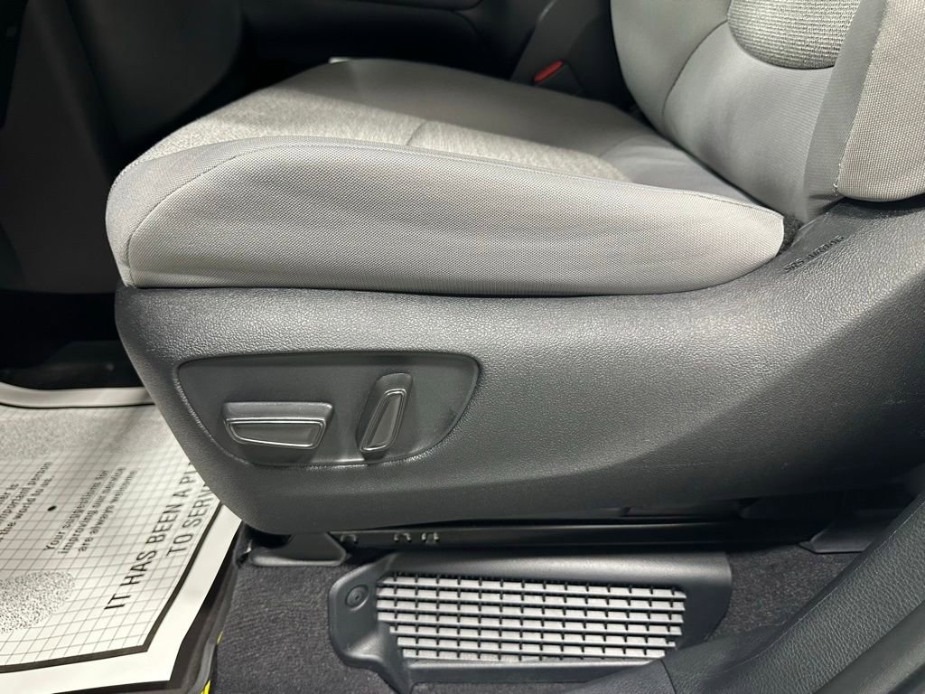 Used 2025 Toyota Sienna LE FWD image 12