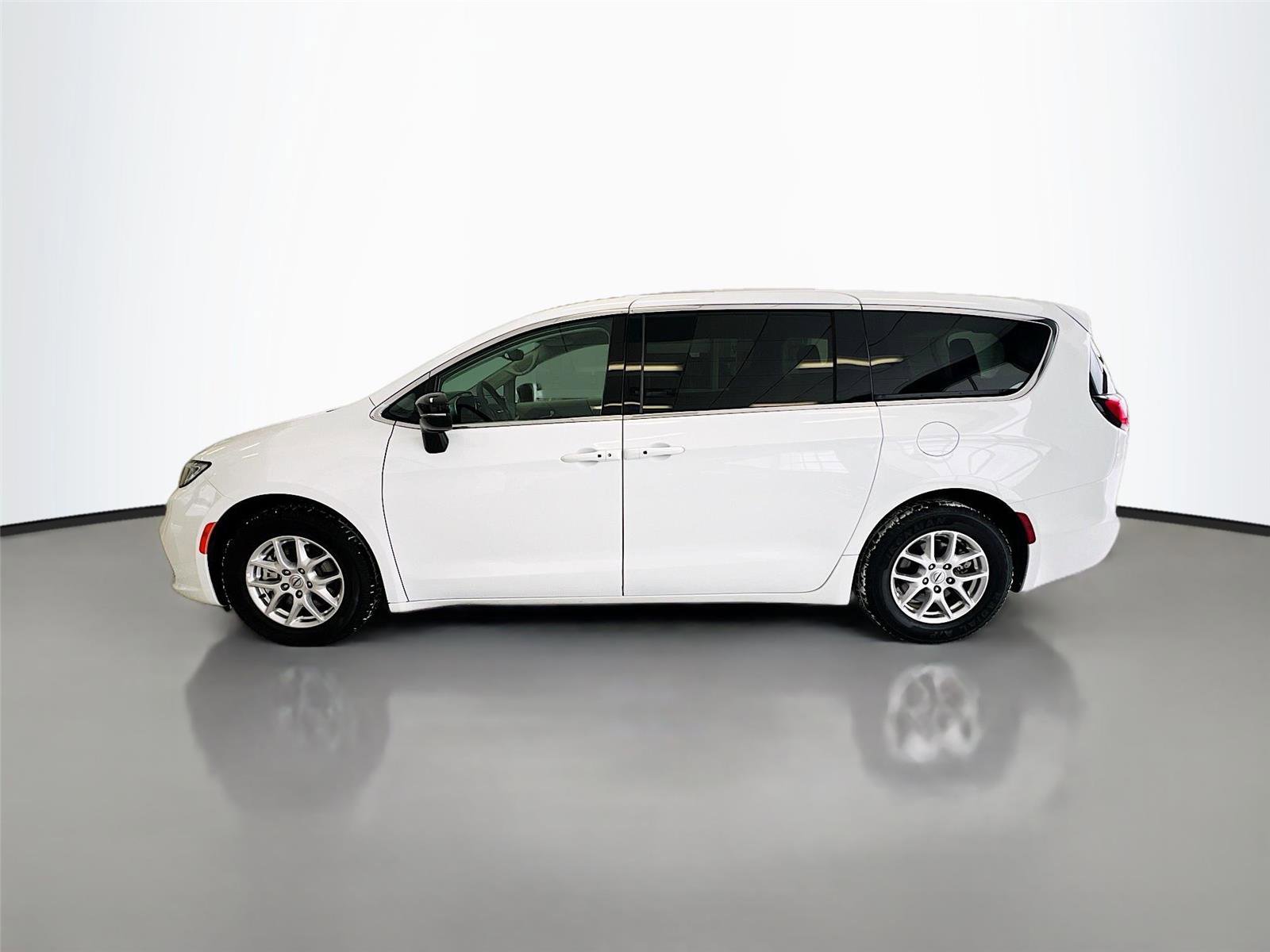 Used 2024 Chrysler Pacifica Touring-L image 4