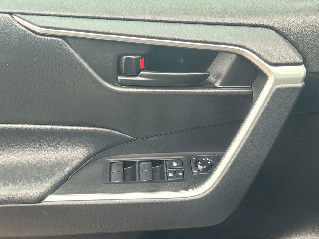 Used 2023 Toyota RAV4 LE AWD/4WD image 31