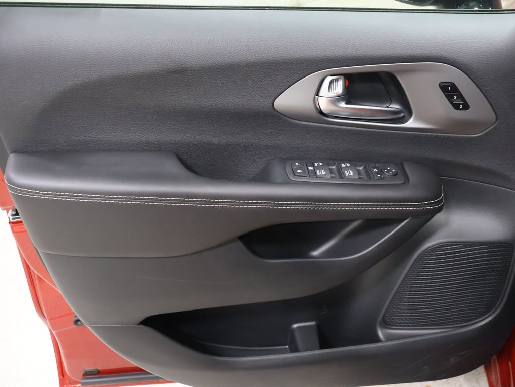 New 2027 Chrysler Pacifica Limited AWD/4WD image 8