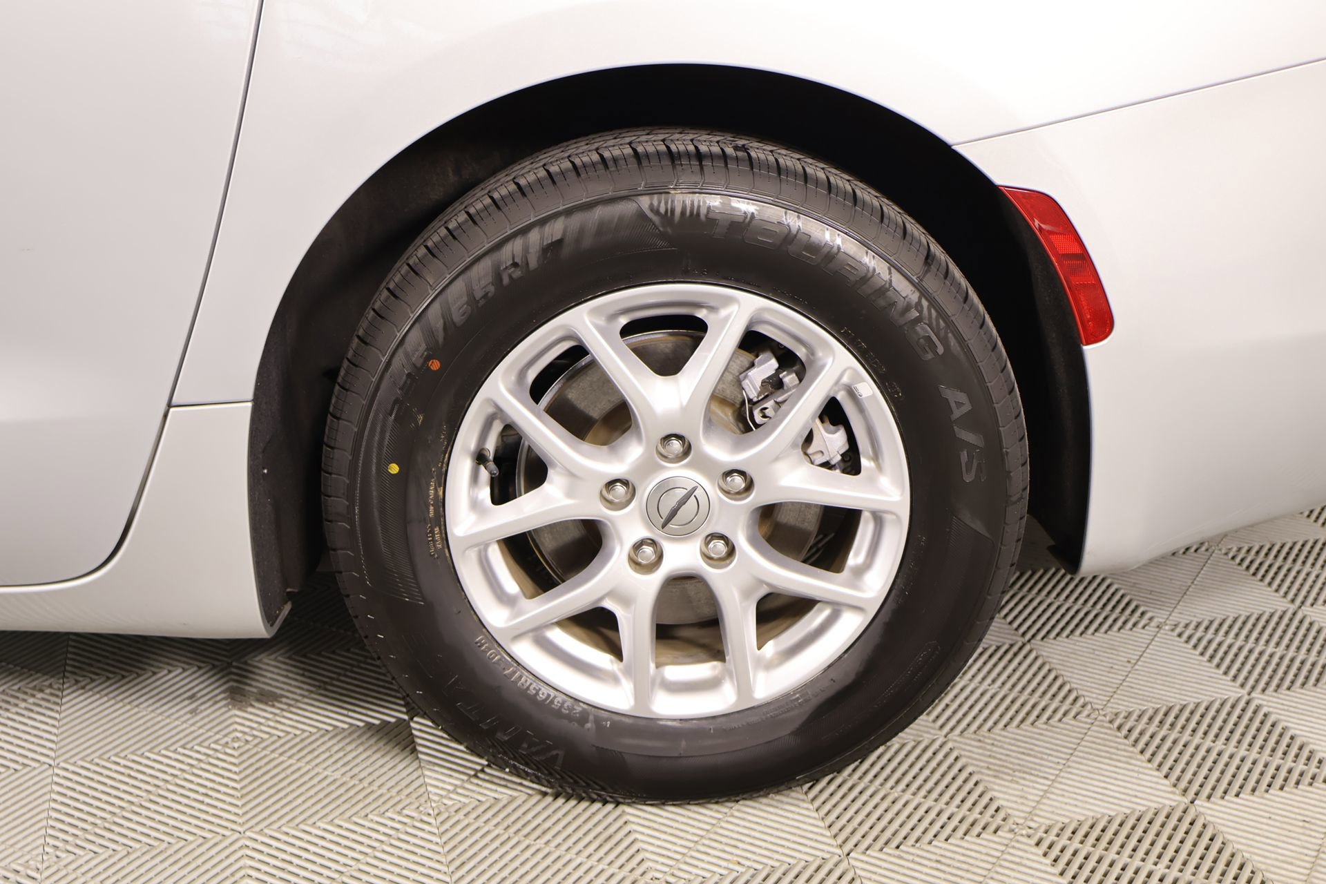 Used 2023 Chrysler Voyager LX image 19