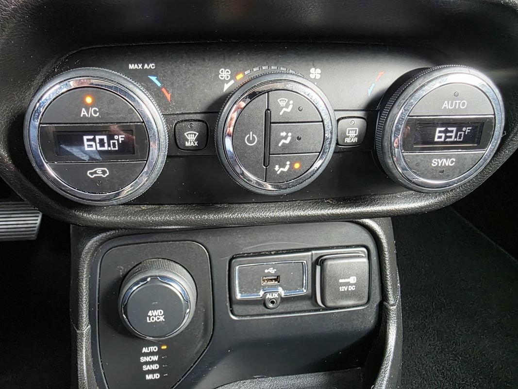 Used 2015 Jeep Renegade Limited AWD/4WD image 28