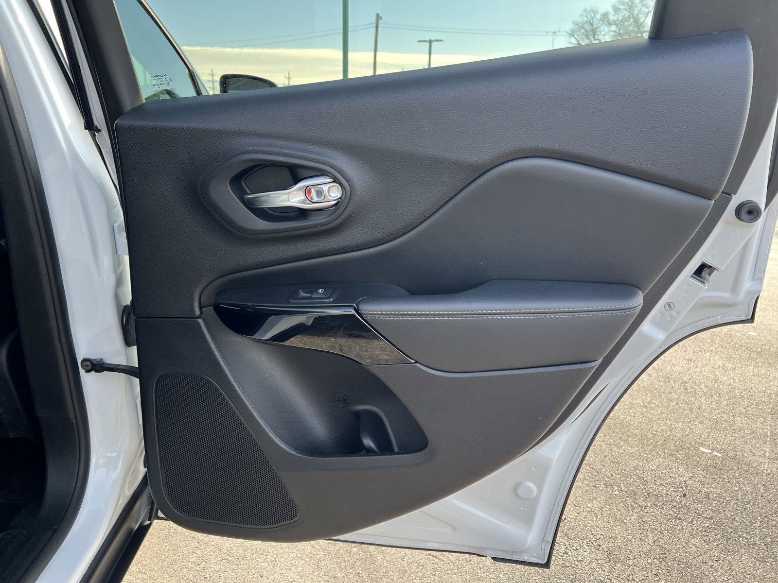 Used 2023 Jeep Cherokee Altitude Lux image 16