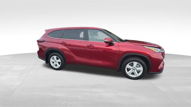 Used 2024 Toyota Highlander LE image 31