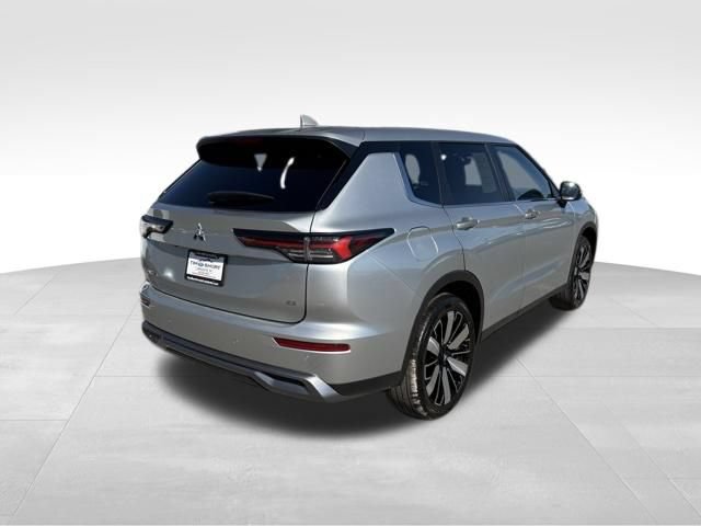 Used 2025 Mitsubishi Outlander SE FWD image 2