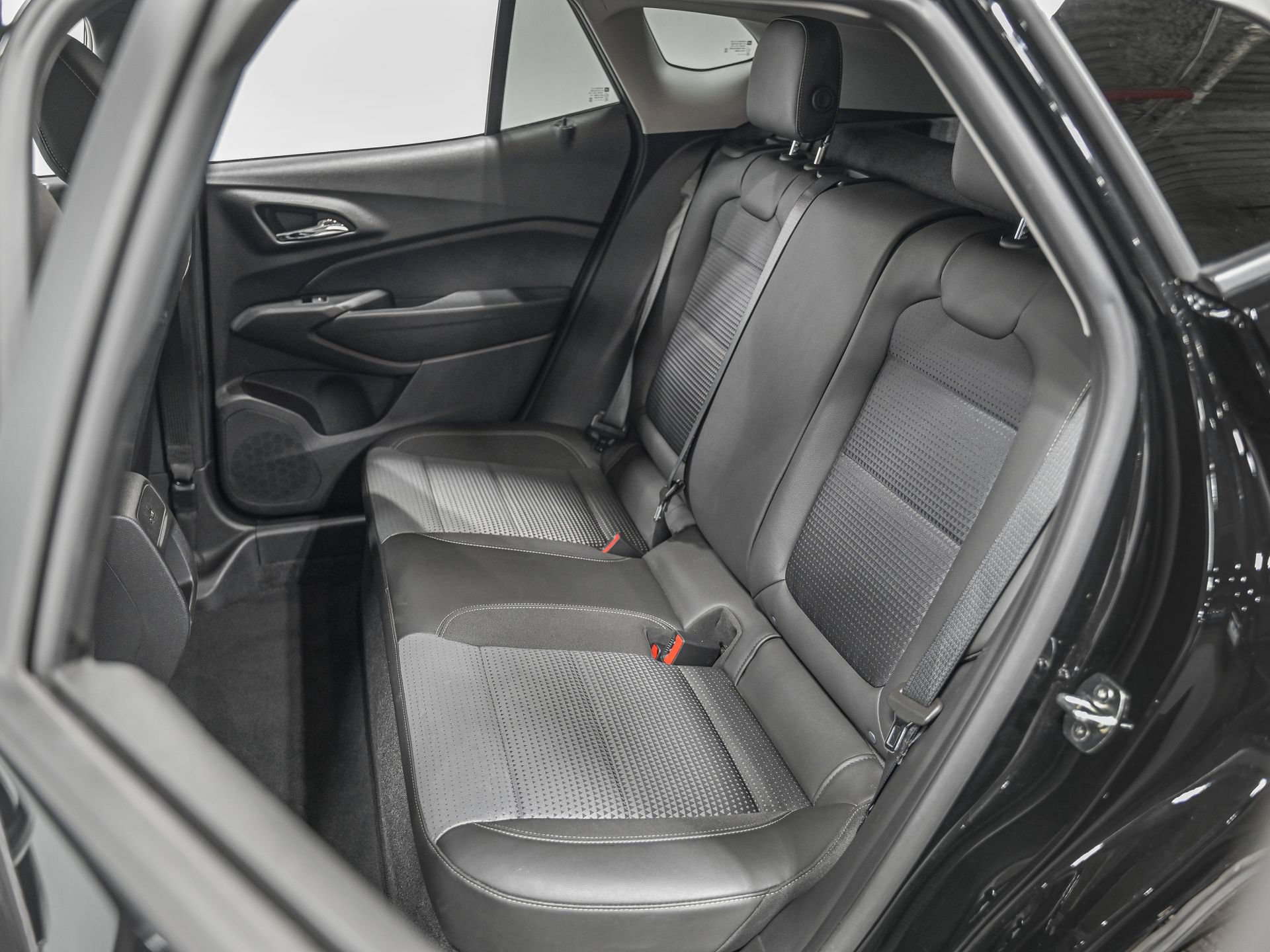 Used 2025 Chevrolet Trax LT FWD image 29