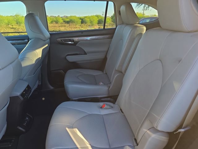 Used 2023 Toyota Highlander Limited image 15