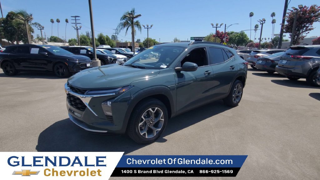 Used 2025 Chevrolet Trax LT FWD image 4