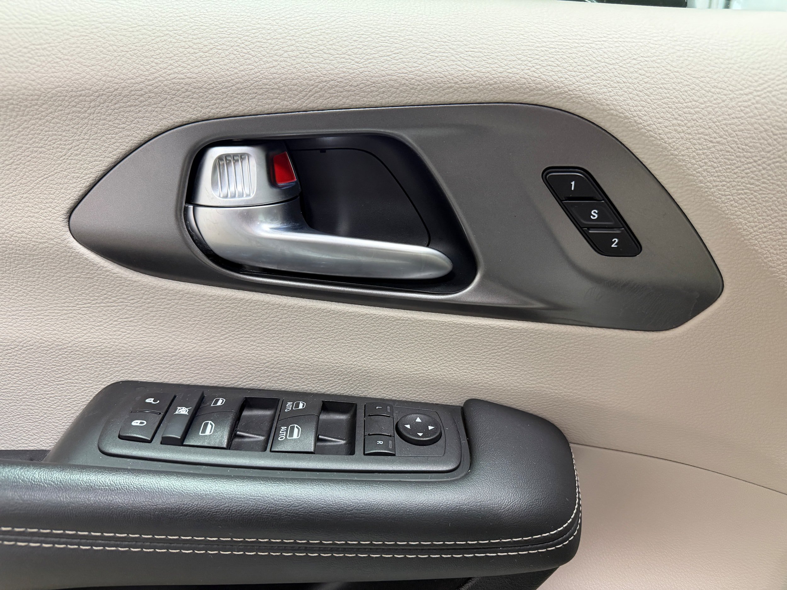 Used 2024 Chrysler Pacifica Touring-L FWD image 15