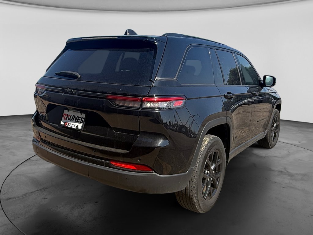Used 2024 Jeep Grand Cherokee Altitude AWD/4WD image 10