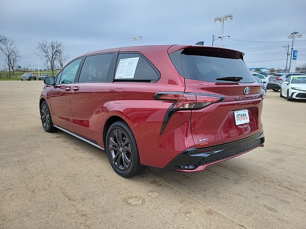 Used 2025 Toyota Sienna XSE image 8