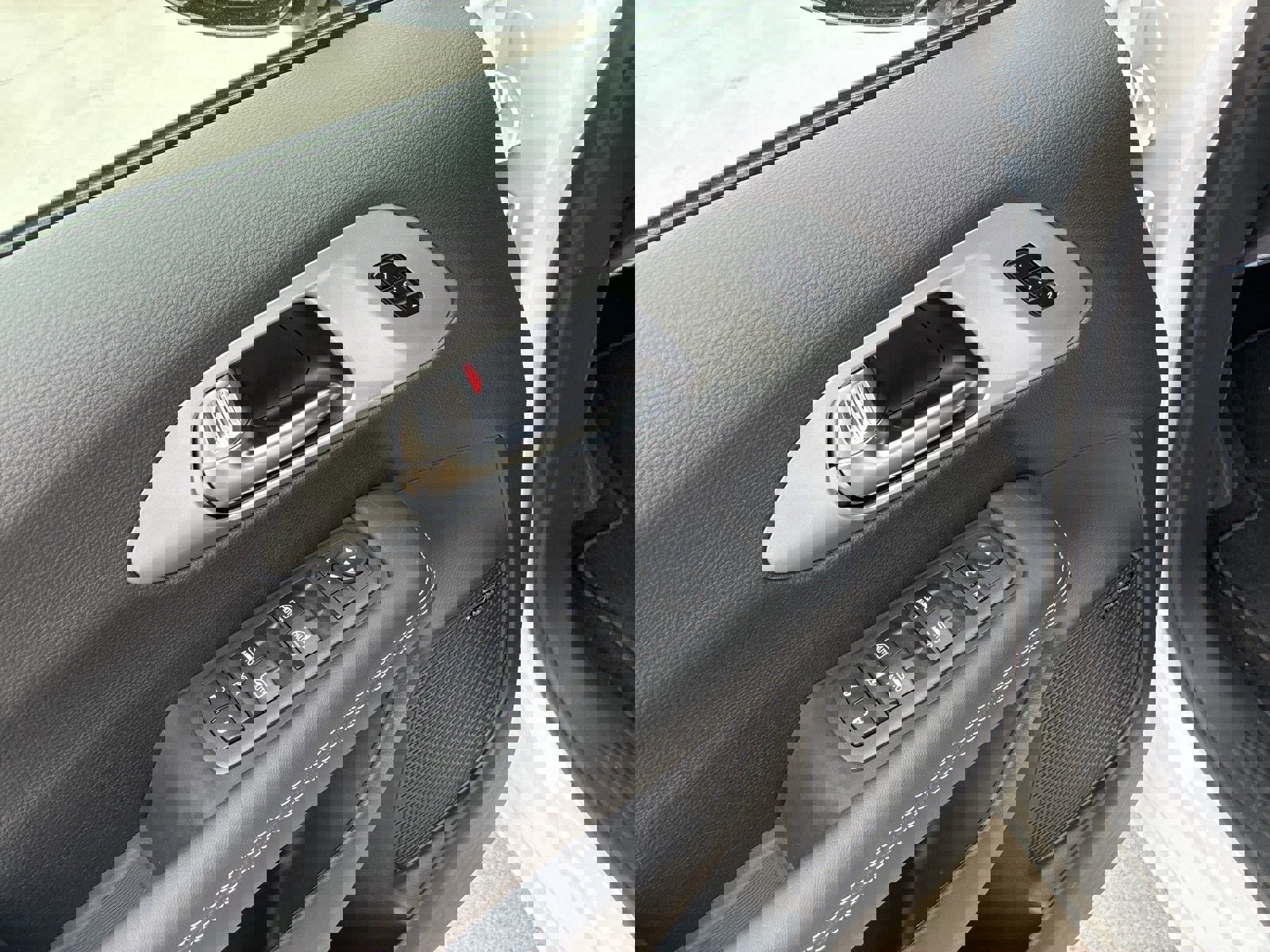 New 2026 Chrysler Pacifica Limited w/ Uconnect Theater Family Group image 15