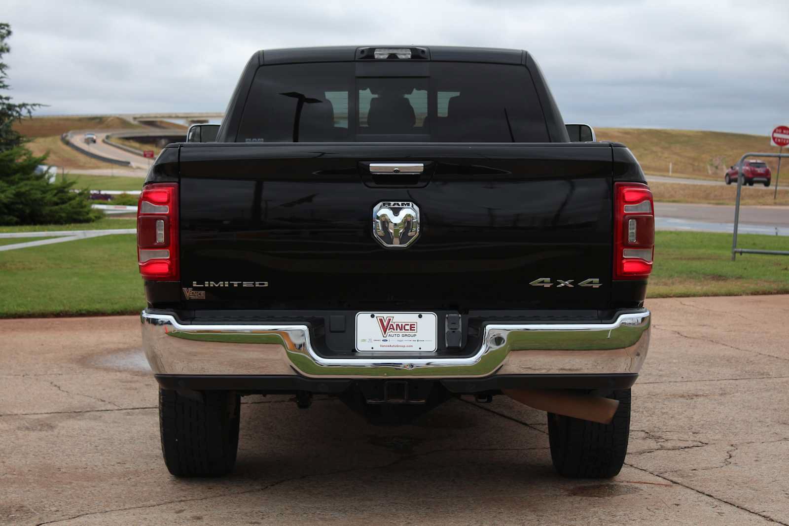 Used 2022 RAM 3500 Limited w/ Towing Technology Group AWD/4WD image 12