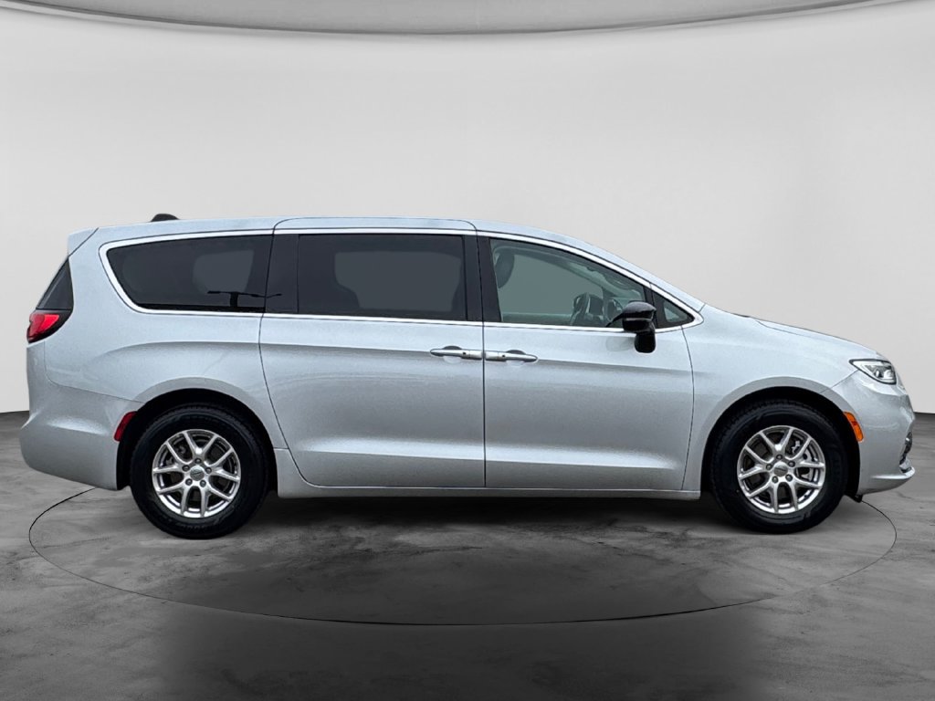 Used 2024 Chrysler Pacifica Touring-L FWD image 10