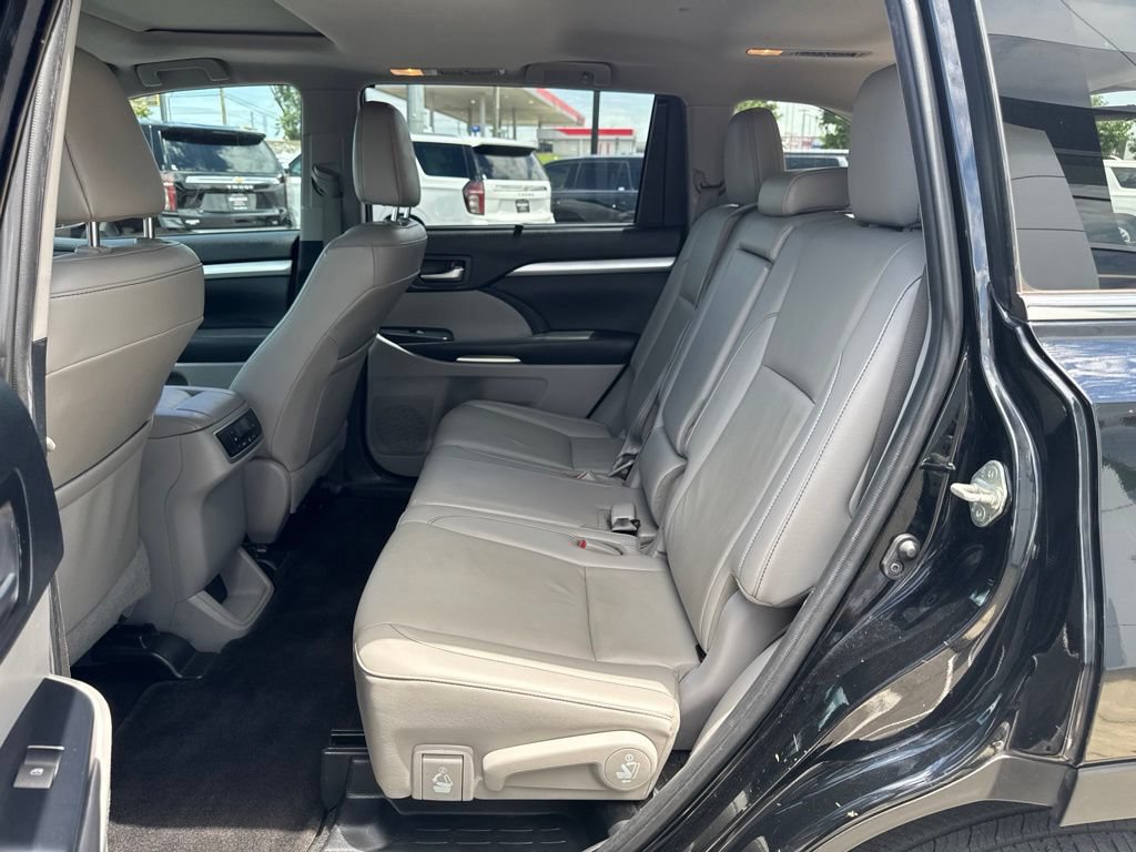 Used 2019 Toyota Highlander XLE FWD image 25
